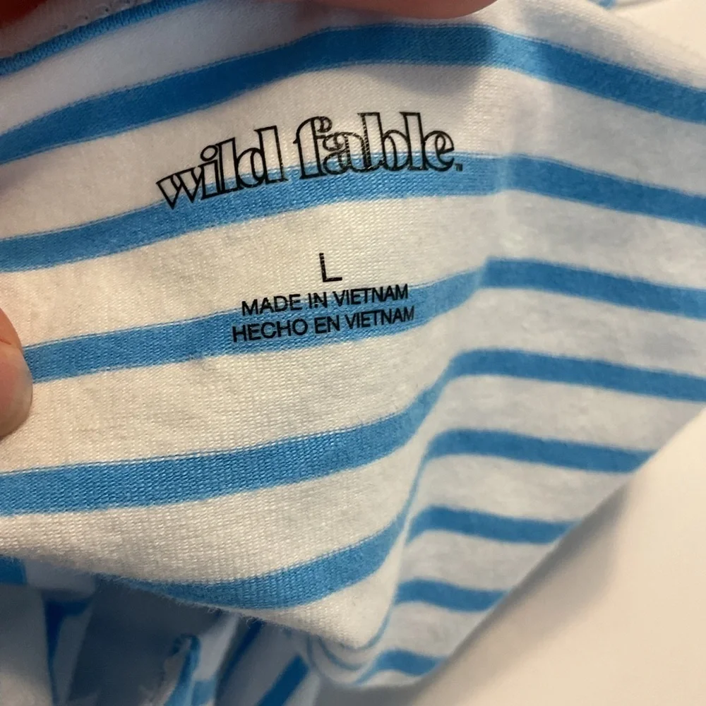 ❤️3/$15 Wild Fable Blue and White Striped Top Size L (NWT) - Picture 4 of 5